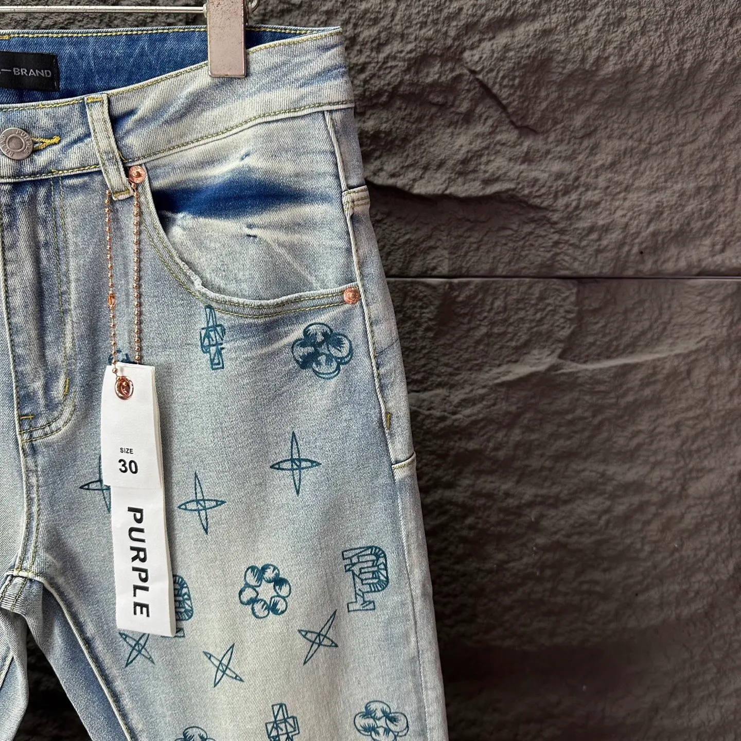 PURPLE BRAND 2025 New Arrival Fully Printed Letter Logo Couple Style Washed Loose Jeans High Version High Version Top Ceiling Quality Styles with different washed textures are very friendly to people with thin legs and thick legs. The straight version is very flattering to the leg shape. Moderate length that never goes out of style, easy to match with casual, basic styling for various styles, a must-have in the wardrobe! The fabric is stiff but also makes the upper body soft without losing texture. The washing process is even more perfect. It is a must-have item for everyone! ! ! Washed wheat, hang tag, pants label, three labels complete Color: Light Blue Size: 28, 29, 30, 31, 32, 33, 34, 36, 38